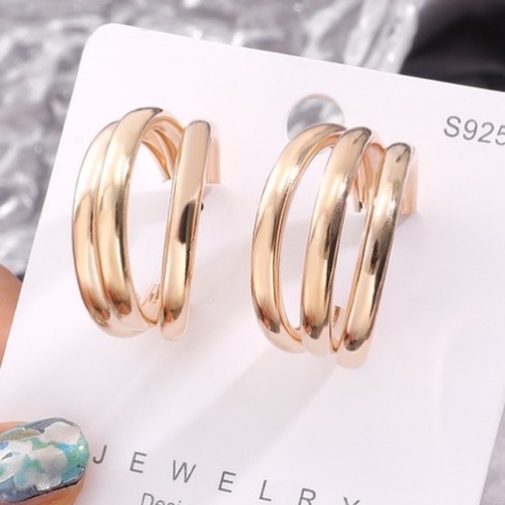 Gold plated three-layered c-shaped earrings.
